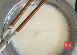 牛奶蒸鸡蛋的做法图解1