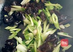 腐竹木耳炒芹菜的做法图解6