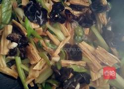腐竹木耳炒芹菜的做法图解7