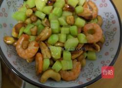 腰果花生炒虾的做法图解5