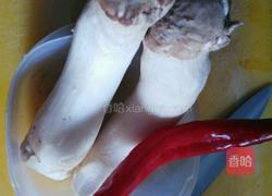 鸡腿菇炒鸡肉的做法图解1