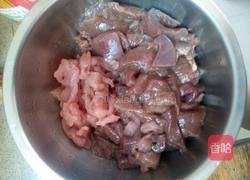 猪肝粉肠瘦肉粥的做法图解1