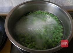 黄金豆角丁炒鸡蛋的做法图解2