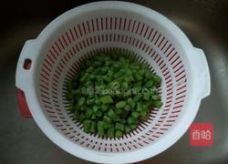 黄金豆角丁炒鸡蛋的做法图解3