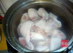 双莲炖猪蹄的做法图解2