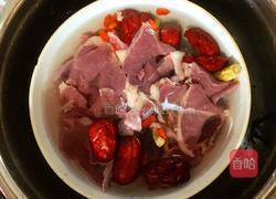 红枣枸杞党参炖猪心的做法图解4