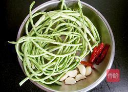 蒜香豆角花的做法图解1