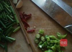 回锅肉炒蒜苔的做法图解3