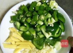 辣椒草鱼块的做法图解2