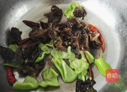 鱿鱼爪炒木耳的做法图解6