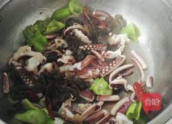 鱿鱼爪炒木耳的做法图解7