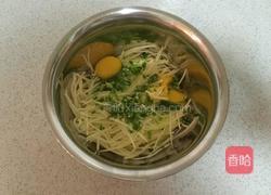 鸡蛋土豆丝饼的做法图解2