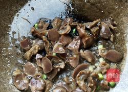 西兰花炒鸡胗的做法图解3