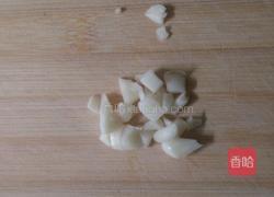 白菜炒馍块的做法图解1