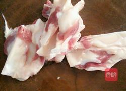 酸豆角炒猪喉结的做法图解1