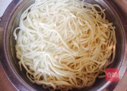 牛肉杂蔬焖面的做法图解2