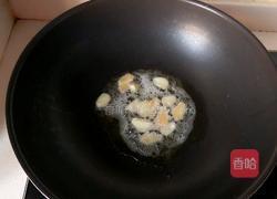 腊肠炒彩椒的做法图解2