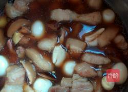 鹧鸪蛋炖五花肉的做法图解5
