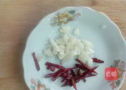 紫甘蓝炒西瓜皮的做法图解1