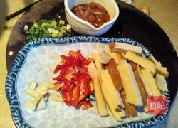 肉炒香素鸡的做法图解2