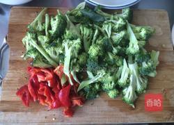 红椒清炒西兰花的做法图解1