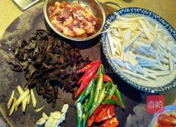 三丝炒肉（茭白丝木耳丝辣椒丝炒肉）的做法图解1