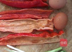 酱炒红椒鸡蛋的做法图解1