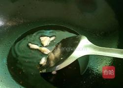 韭菜炒粉肠条的做法图解3