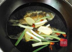鲫鱼奶白汤的做法图解4