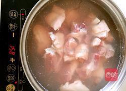 猪蹄炖花生的做法图解1