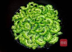苦瓜炒蛋的做法图解4