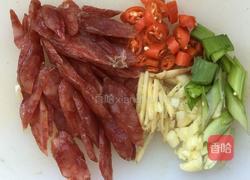 手撕包菜炒腊肠的做法图解2