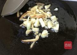 手撕包菜炒腊肠的做法图解3