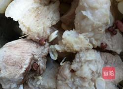 玉米炖猪蹄的做法图解2