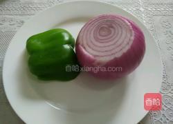 洋葱炒青椒的做法图解1