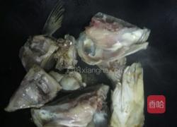鱼头西红柿汤的做法图解2