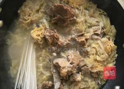 酸菜大骨头汤的做法图解1