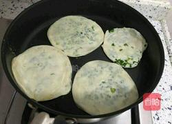 饺子皮新吃法～饺子皮葱油饼的做法图解6