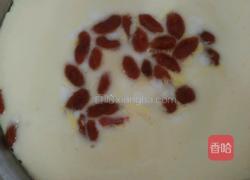 牛奶炖双黄鸡蛋的做法图解4