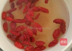 牛奶炖双黄鸡蛋的做法图解2