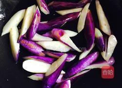 清炒茄子长缸豆的做法图解3