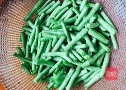 清炒茄子长缸豆的做法图解2