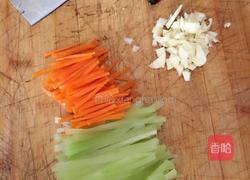 凉拌莴笋胡萝卜丝的做法图解1