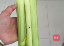 猪肉炒西芹的做法图解1