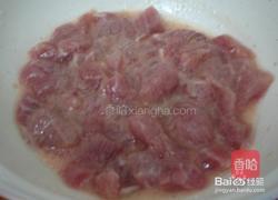 玉米红萝卜炒肉丁的做法图解1