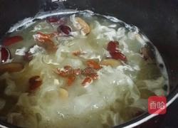 银耳莲子红枣 汤的做法图解7