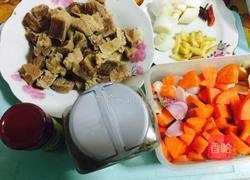 红酒炖牛肉的做法图解1