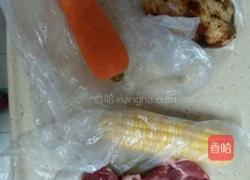 莲藕玉米骨头汤的做法图解1