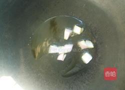 火腿炒毛豆的做法图解2