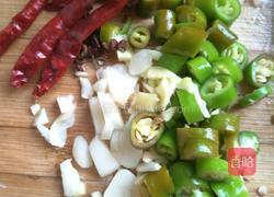 腊肉炒咸菜的做法图解2